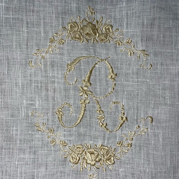Vintage Linen White One Beige “R” Hand Embroidered Table Runner. - Picture 4 of 10